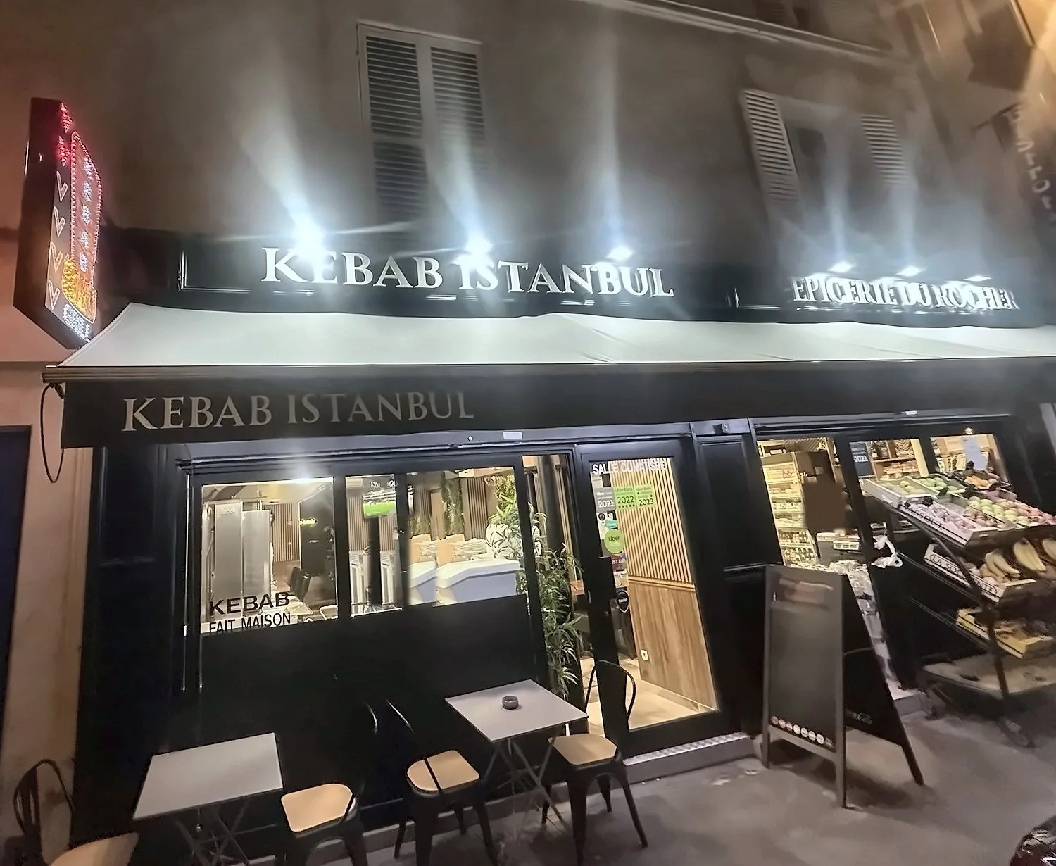 Façade et terrasse de Kebab Istanbul éclairées la nuit